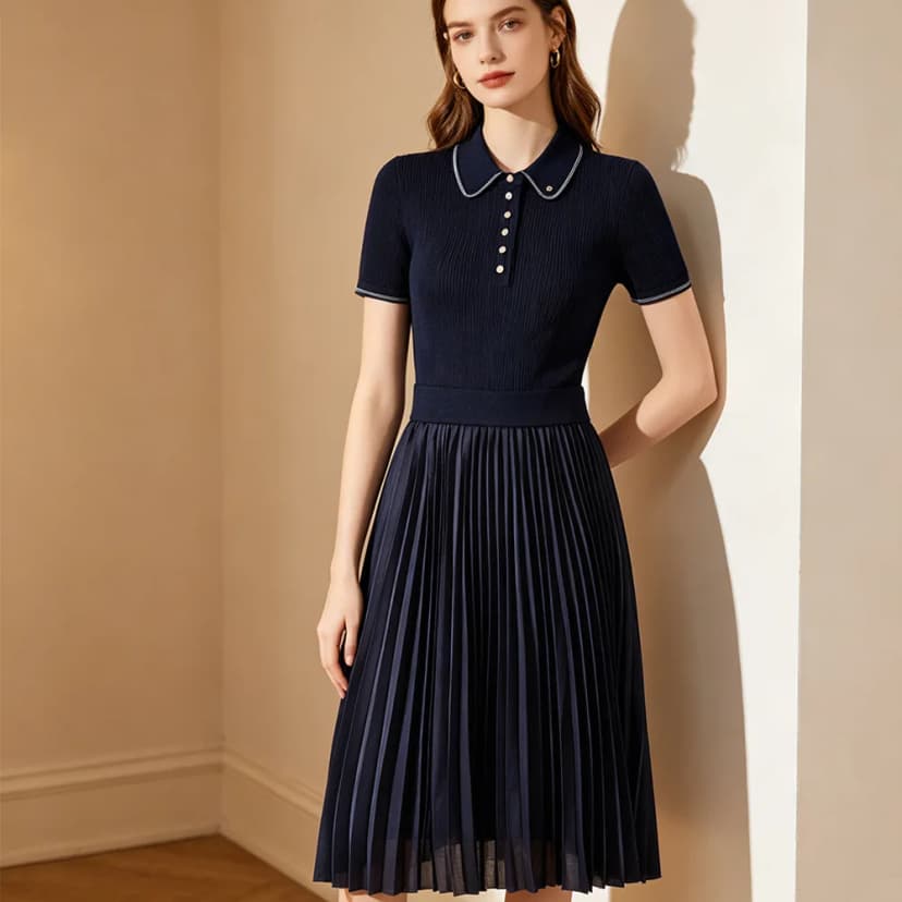 Elegancka plisowana sukienka polo – krótki rękaw, moda wysokiej klasy.